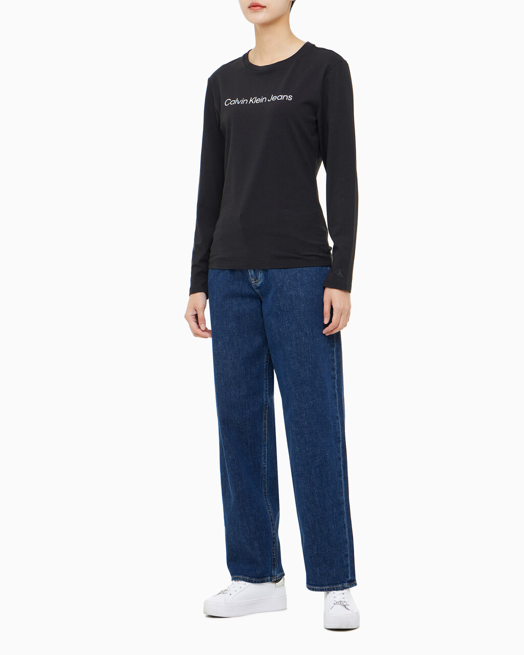 Buy 여성 슬림핏 인스티튜셔널 로고 긴팔 티셔츠 in color CK BLACK