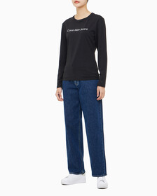 Buy 여성 슬림핏 인스티튜셔널 로고 긴팔 티셔츠 in color CK BLACK