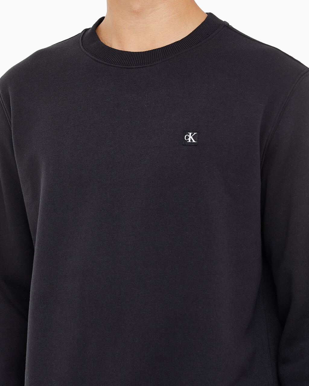 Buy 남성 레귤러핏 CK 뱃지 로고 기모 스웨트셔츠 in color CK BLACK