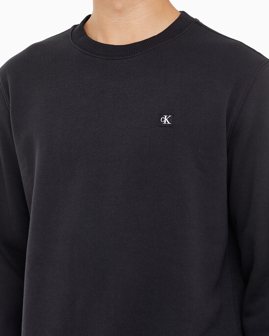 남성 레귤러핏 CK 뱃지 로고 기모 스웨트셔츠