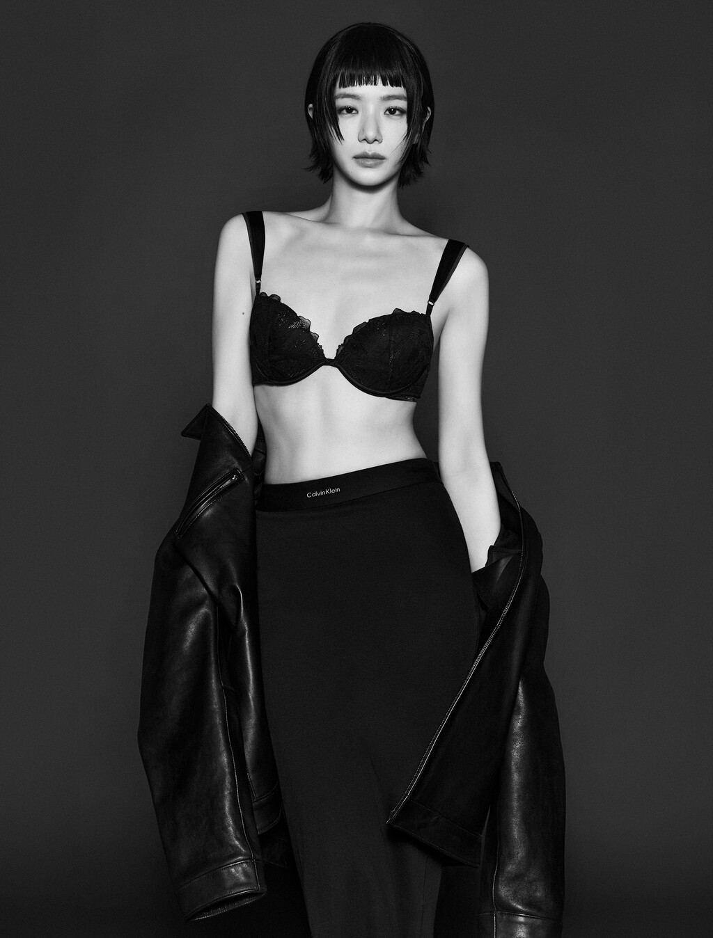 Buy 여성 CK 블랙 플로럴 레이스 AF 푸쉬업 플런지 (ADD A) in color BLACK