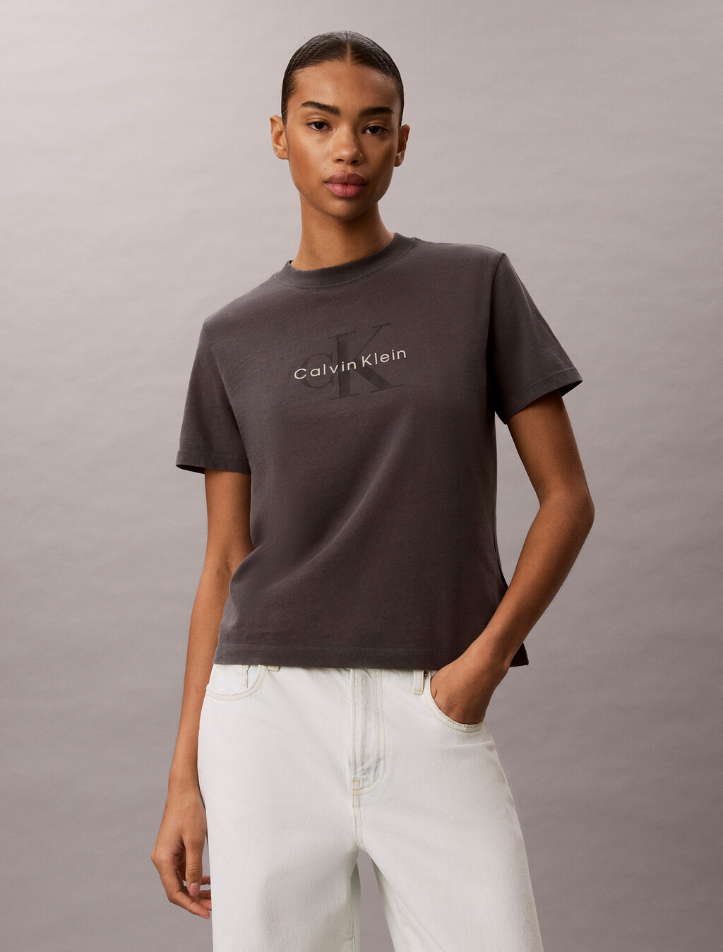 Buy 여성 애시드워시 히어로 모노로고 티 in color CHARCOAL