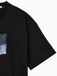 Buy 남성 오버핏 그래픽 로고 반팔 티셔츠 in color CK BLACK