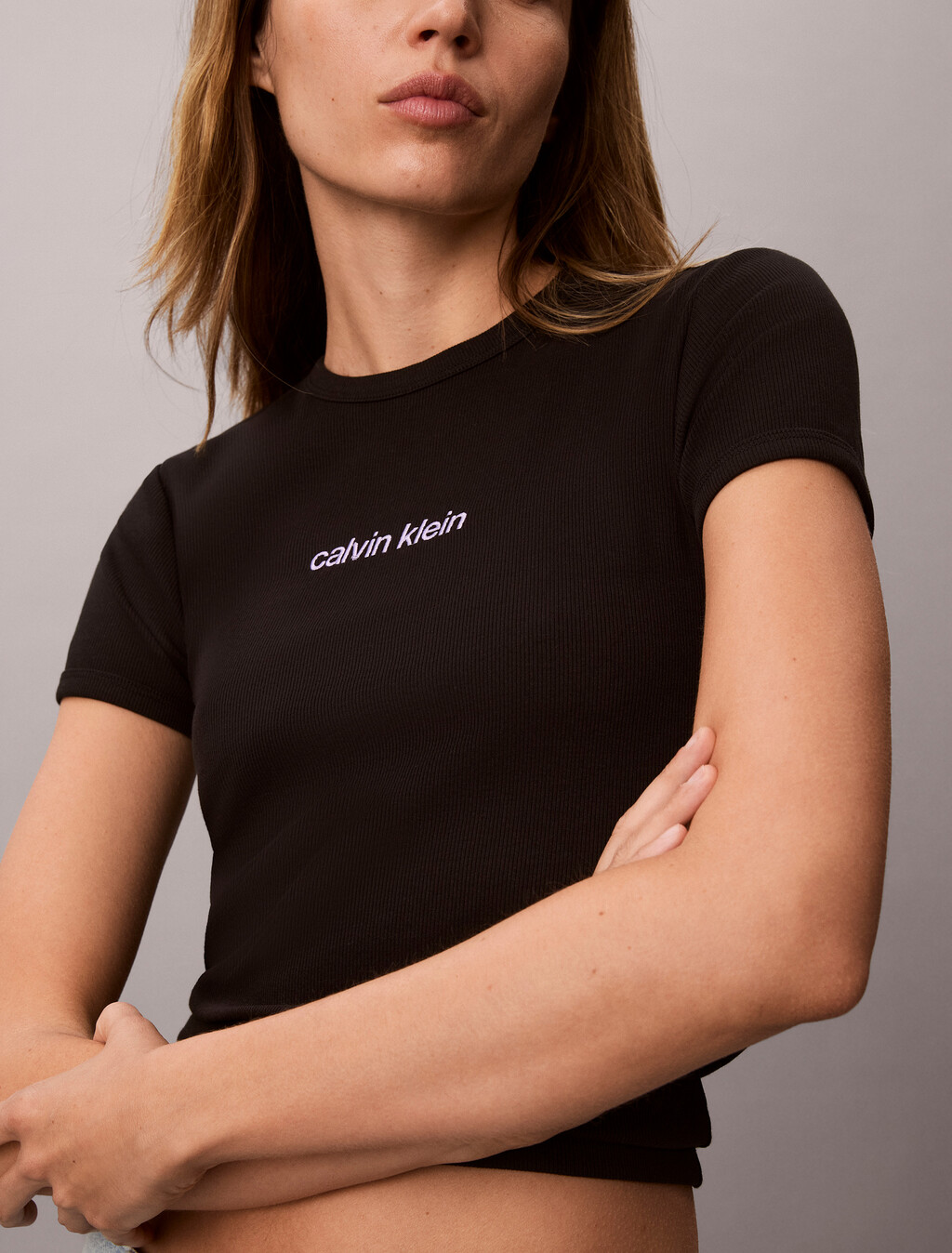 Buy 여성 컨투어립 로고 링거 티 in color BLACK