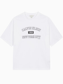 Buy 남성 릴렉스핏 뉴욕 바시티 로고 반팔 티셔츠 in color BRILLIANT WHITE