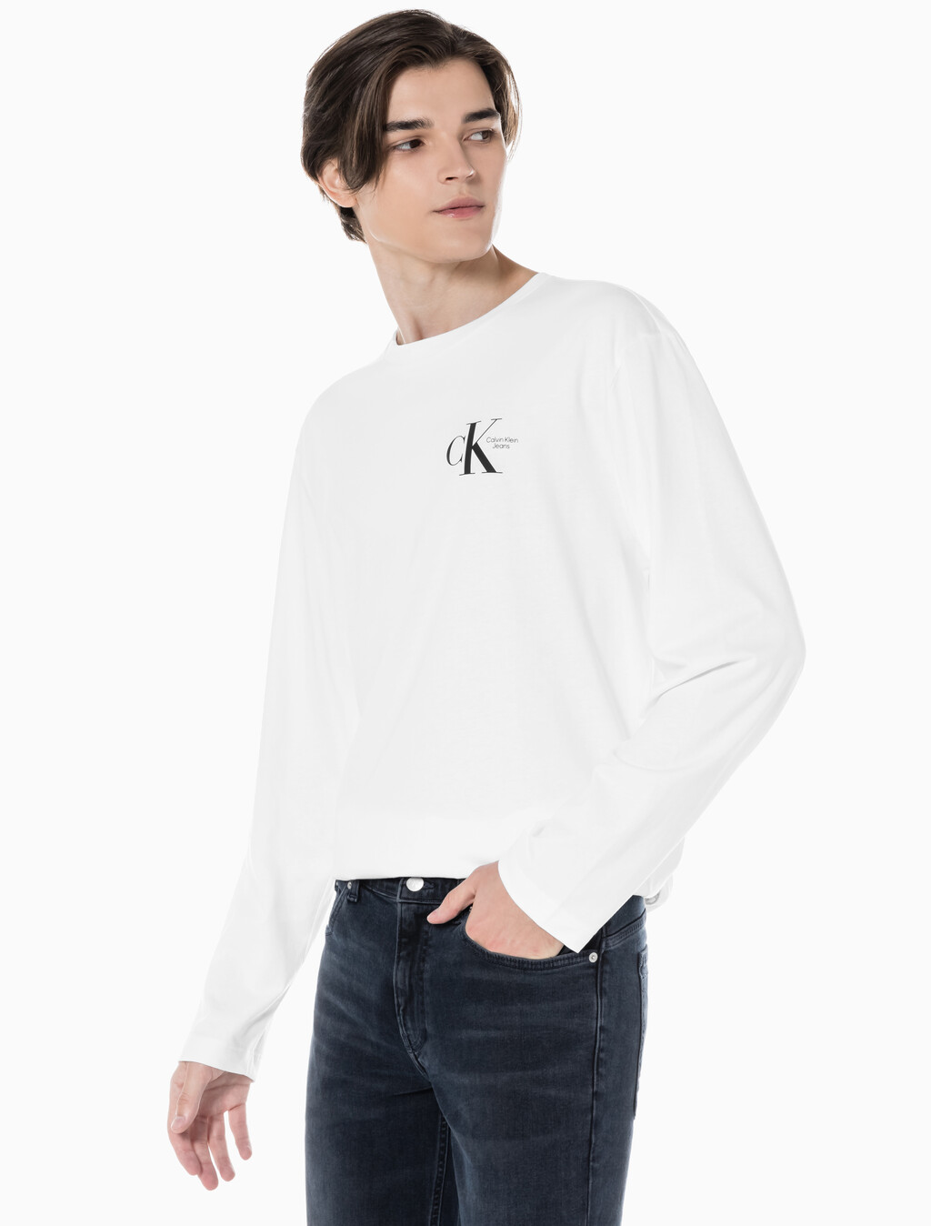 Buy 남녀공용  베이직 로고 긴팔 티셔츠 in color BRIGHT WHITE