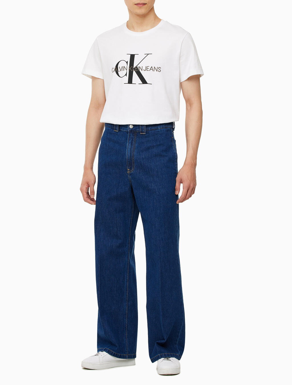 Buy 남성 클린 프레스드 와이드핏 트라우저 데님 in color MID BLUE BACK EMBRO