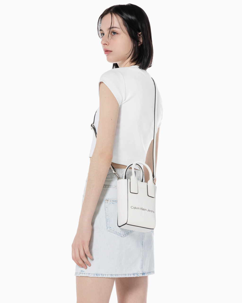 Buy 여성 CKJ 스컬티드 마이크로 토트 모노 크로스백 in color ANCIENT WHITE