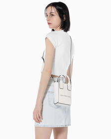 Buy 여성 CKJ 스컬티드 마이크로 토트 모노 크로스백 in color ANCIENT WHITE