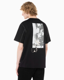 Buy 남성 레귤러핏 테리코튼 그래픽 반팔 스웨트셔츠 in color CK BLACK