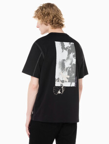 Buy 남성 레귤러핏 테리코튼 그래픽 반팔 스웨트셔츠 in color CK BLACK