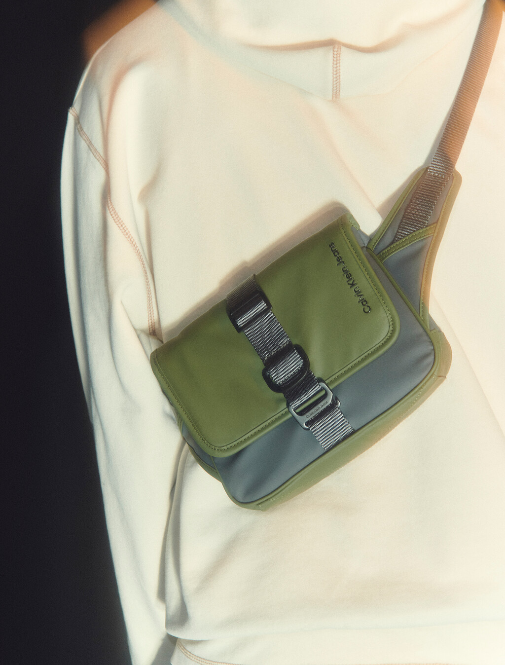 Buy 남성 유틸리타리안 카메라백 M in color OLIVE