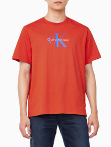 Buy 남성 레귤러핏 히어로 모노그램 로고 반팔 티셔츠 in color RED ALERT