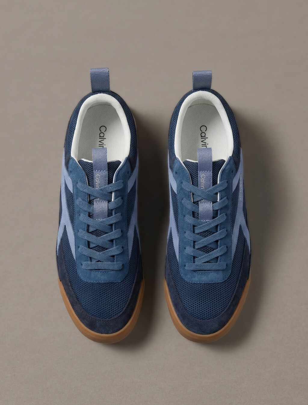 Buy 남성 로우 프로 러너 나일론 스웨이드 스니커즈 in color Dark Denim/Blue Nights/Tempest