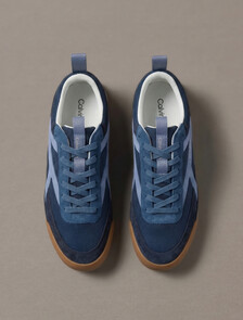 Buy 남성 로우 프로 러너 나일론 스웨이드 스니커즈 in color Dark Denim/Blue Nights/Tempest