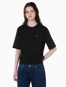 Buy 여성 릴렉스 로고 반팔 티셔츠 in color CK BLACK