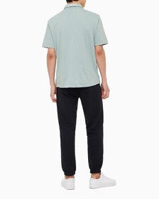 Buy 남성 리플렉티브 로고 레귤러 핏 기능성 집업 폴로 티셔츠 in color GREEN MILIEU