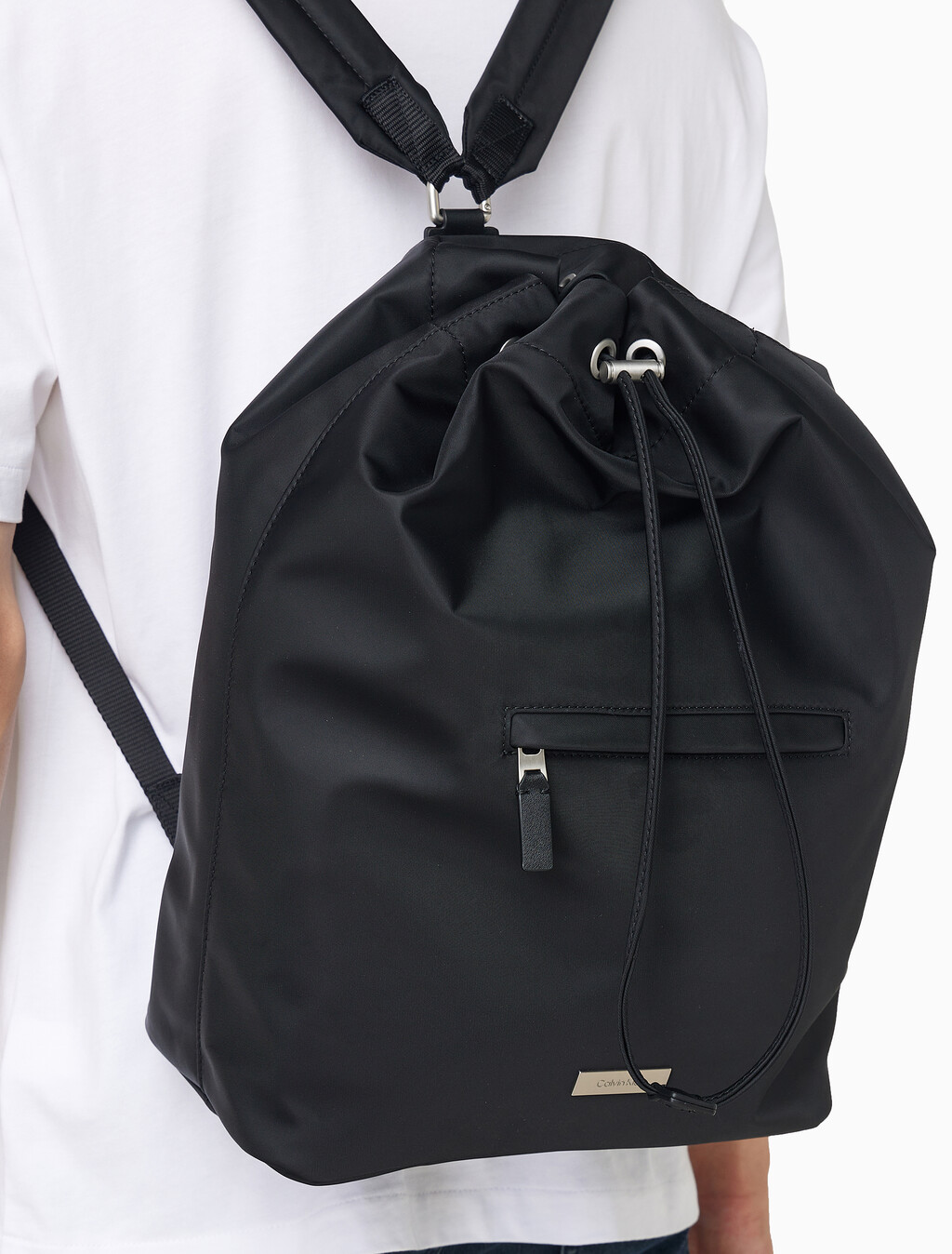 Buy 남성 슬릭 나일론 드로우 스트링 백팩 in color BLACK