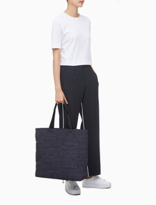 Buy 남녀공용 CK 쇼퍼 토트백 in color BLACK AOP/BLACK