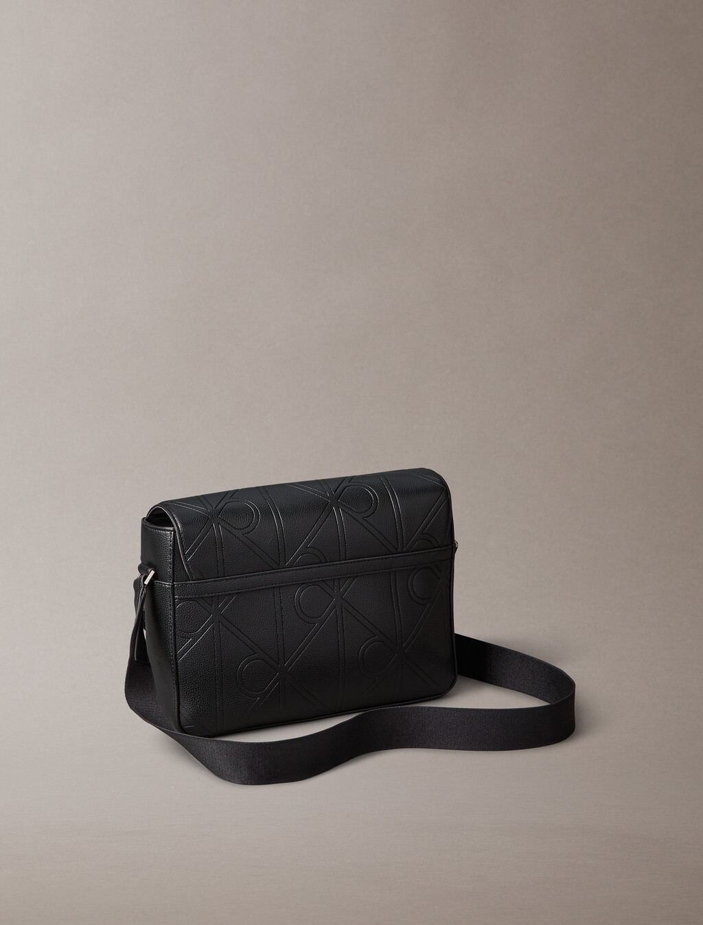 Buy 남성 라지 엠보스드 엠블럼 플랩 메신저 in color BLACK