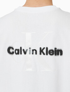Buy 남성 릴렉스핏 CK 리퀴드 모노그램 로고 반팔 티셔츠 in color BRILLIANT WHITE
