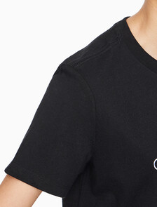 Buy 여성 히어로 모노로고 크루넥 반팔 티셔츠 in color BLACK
