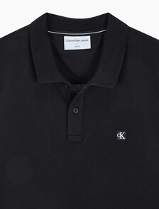 Buy 남성 슬림핏 CK 로고 뱃지  폴로 티셔츠 in color CK BLACK