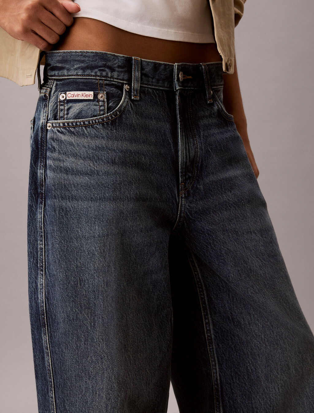 Buy 여성 커브드 배기 데님 in color Mid Blue