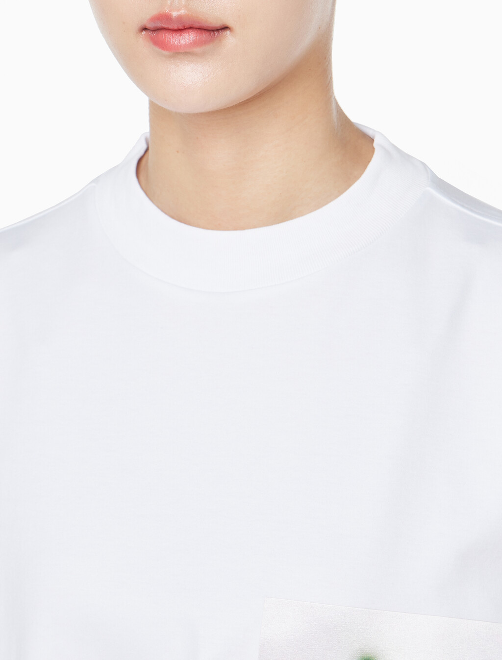 Buy 여성 패션핏 플로럴 반팔 티셔츠 in color BRILLIANT WHITE