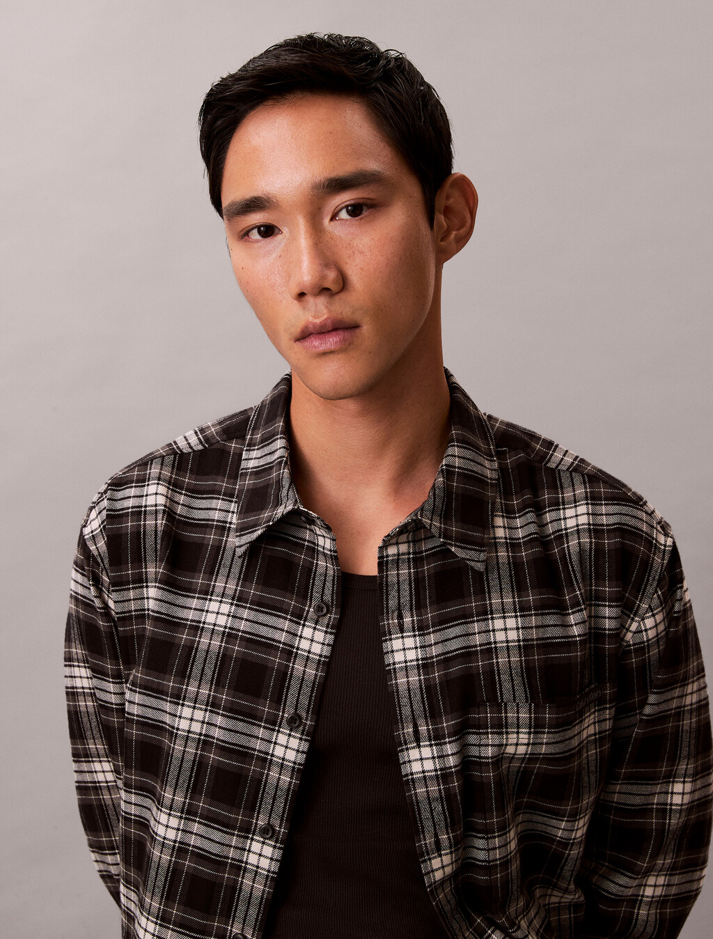 Buy 남성 플레이드 플란넬 크롭드 릴렉스드 셔츠 in color BLACK