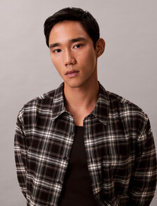 Buy 남성 플레이드 플란넬 크롭드 릴렉스드 셔츠 in color BLACK