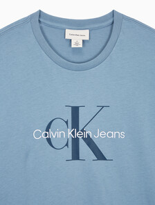 Buy 남성 레귤러핏 히어로 모노그램 로고 반팔 티셔츠 in color BLUE