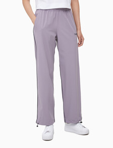 Buy 여성 릴랙스핏 우븐 조거 팬츠 in color BLK AOP/BITTER