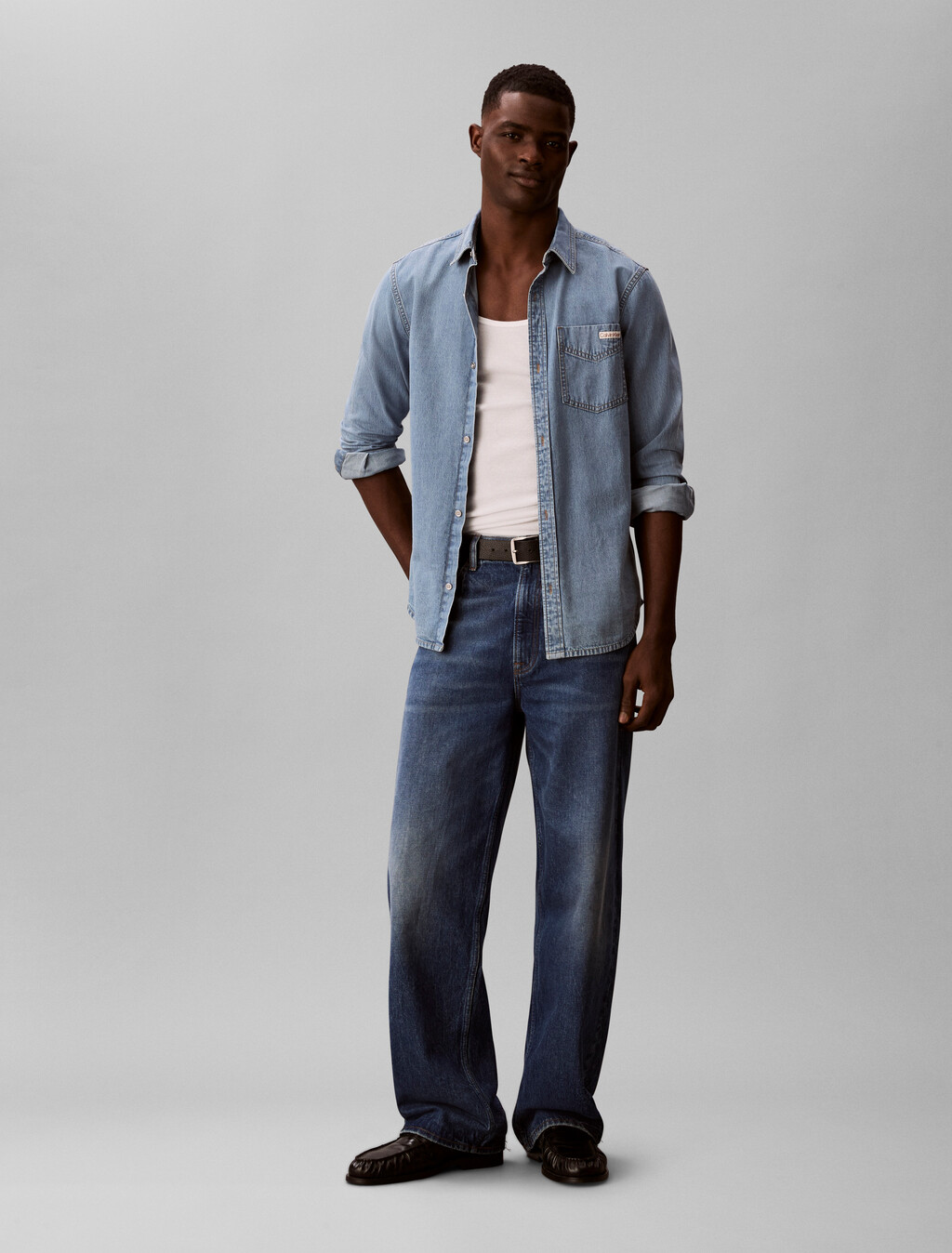 Buy 남성 에센셜 클래식 블루 데님 셔츠 in color Light blue