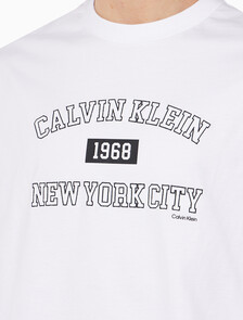 Buy 남성 릴렉스핏 뉴욕 바시티 로고 반팔 티셔츠 in color BRILLIANT WHITE