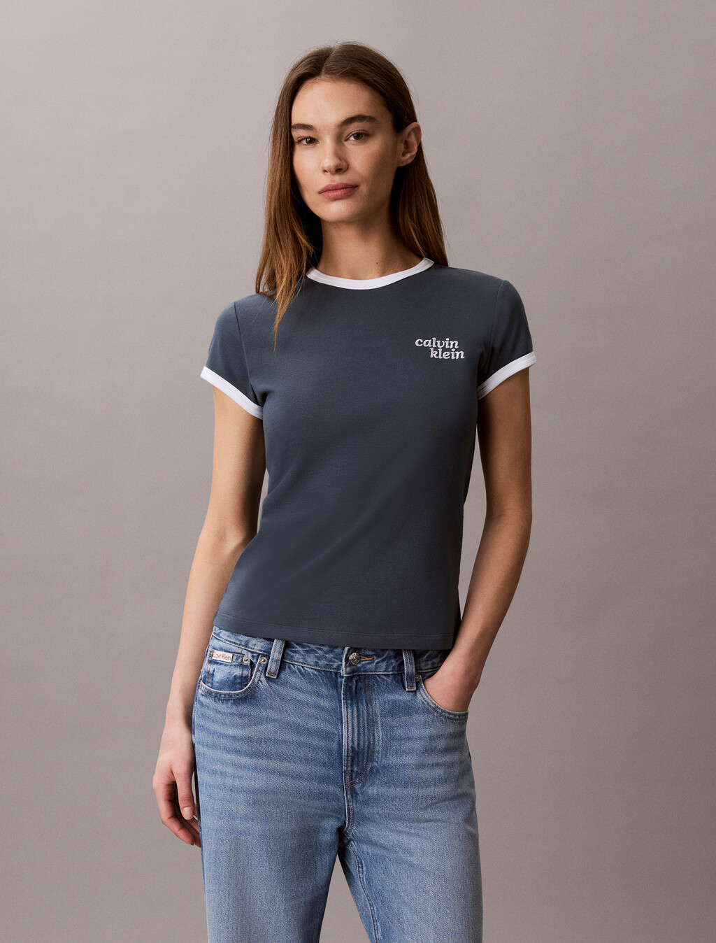 Buy 여성 슬림 로고 링거 티 in color Dark Blue