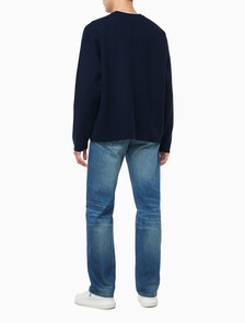 Buy 남성 엠보스드 로고 크루넥 스웨터 in color DARK SAPPHIRE