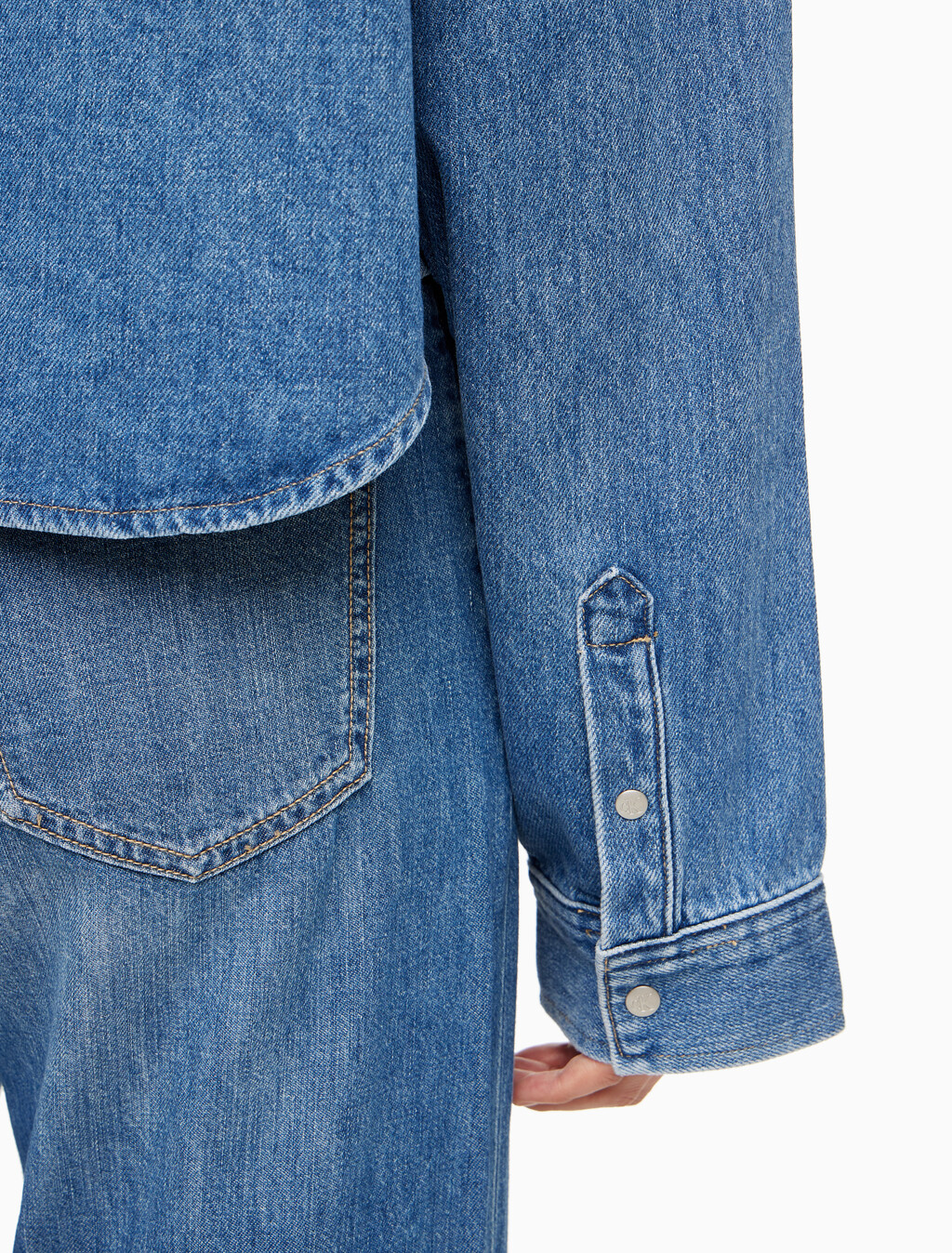 Buy 여성 오버사이즈핏 미드블루 크롭 데님 재킷 in color MID BLUE BACK EMBRO