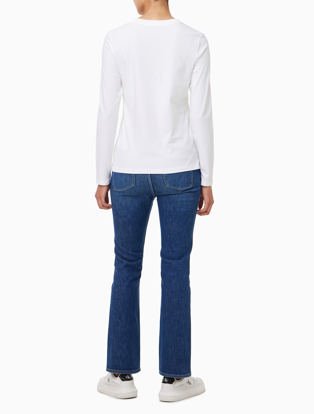 Buy 여성 인스티튜셔널 로고 스트레이트핏 긴팔 티셔츠 in color BRIGHT WHITE