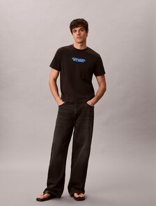 Buy 워시드 스파인 그래픽 티 in color BLACK