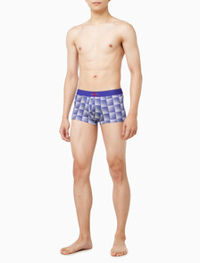 Buy 남성 CK 그래픽 마이크로 로우 라이즈 트렁크 in color Blue Print