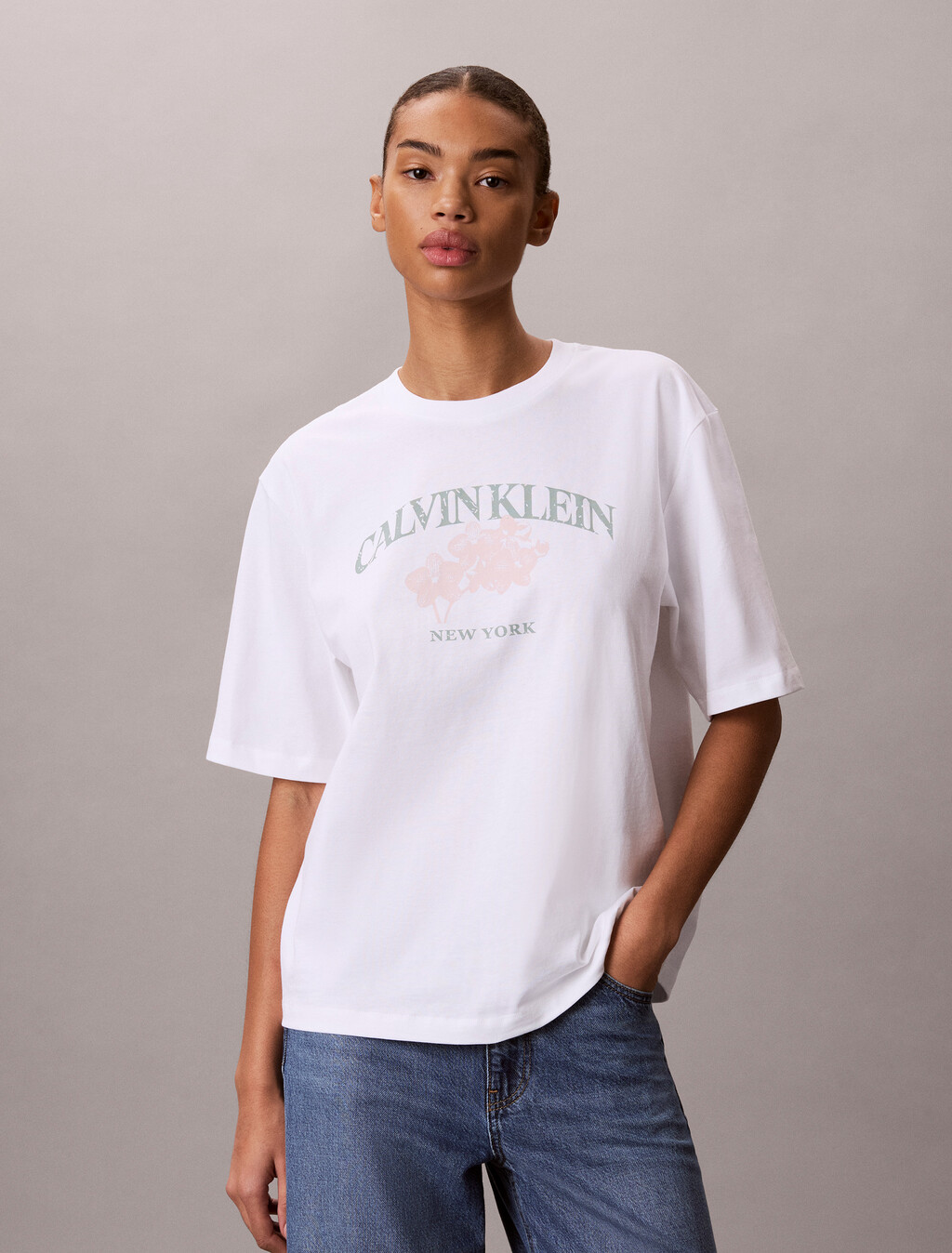 Buy 여성 로고 그래픽 릴렉스드핏 티 in color BRIGHT WHITE