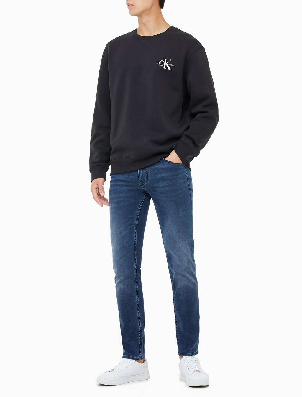 Buy 남녀공용 릴렉스핏 스몰 모노그램 로고 기모 스웨트셔츠 in color CK BLACK