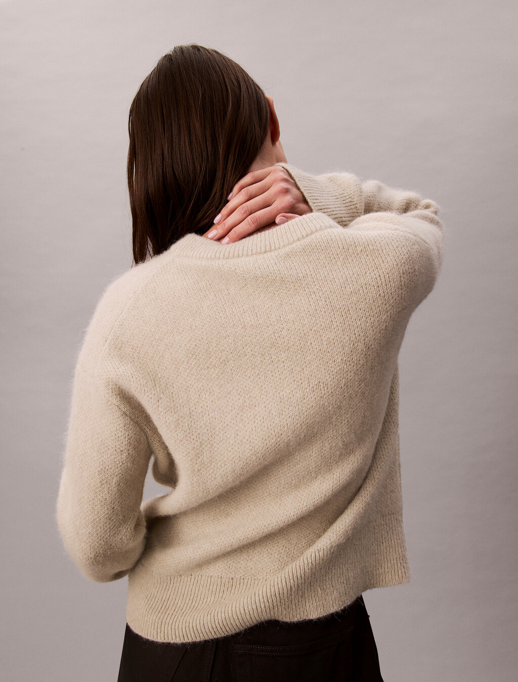 Buy 여성 L/S 알파카 로고 스웨터 in color BEIGE