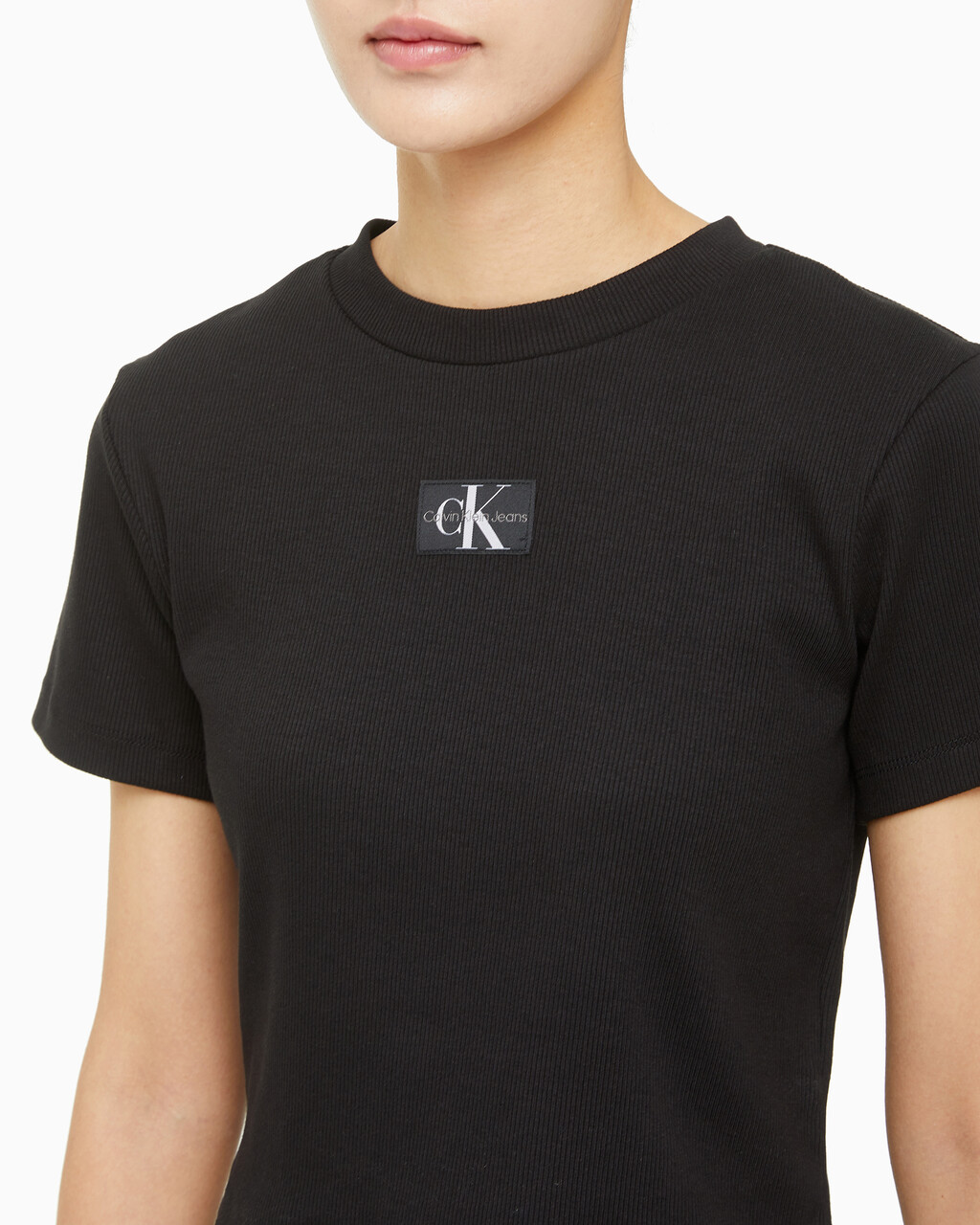 Buy 여성 로고 뱃지 크롭 반팔 티셔츠 in color CK BLACK