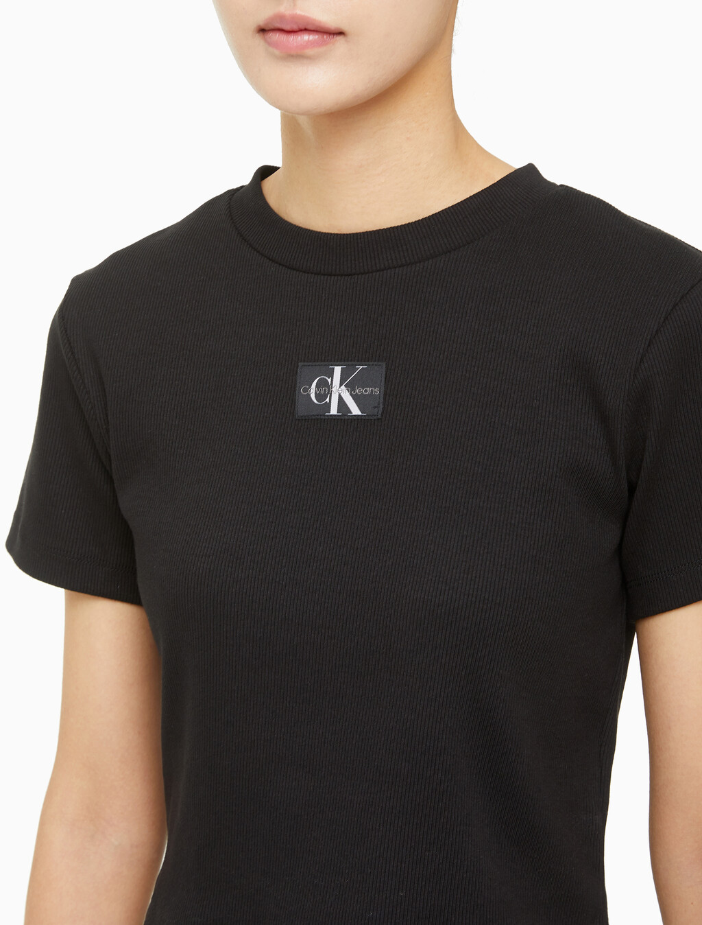 Buy 여성 로고 뱃지 크롭 반팔 티셔츠 in color CK BLACK