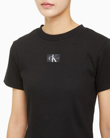 Buy 여성 로고 뱃지 크롭 반팔 티셔츠 in color CK BLACK