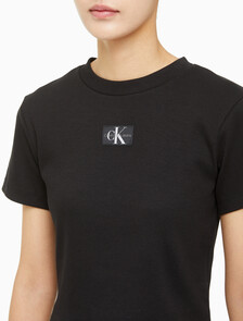 Buy 여성 로고 뱃지 크롭 반팔 티셔츠 in color CK BLACK