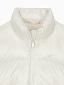 Buy 여성 크롭 글로시 커브드 퀼팅 다운 푸퍼 in color WHITE