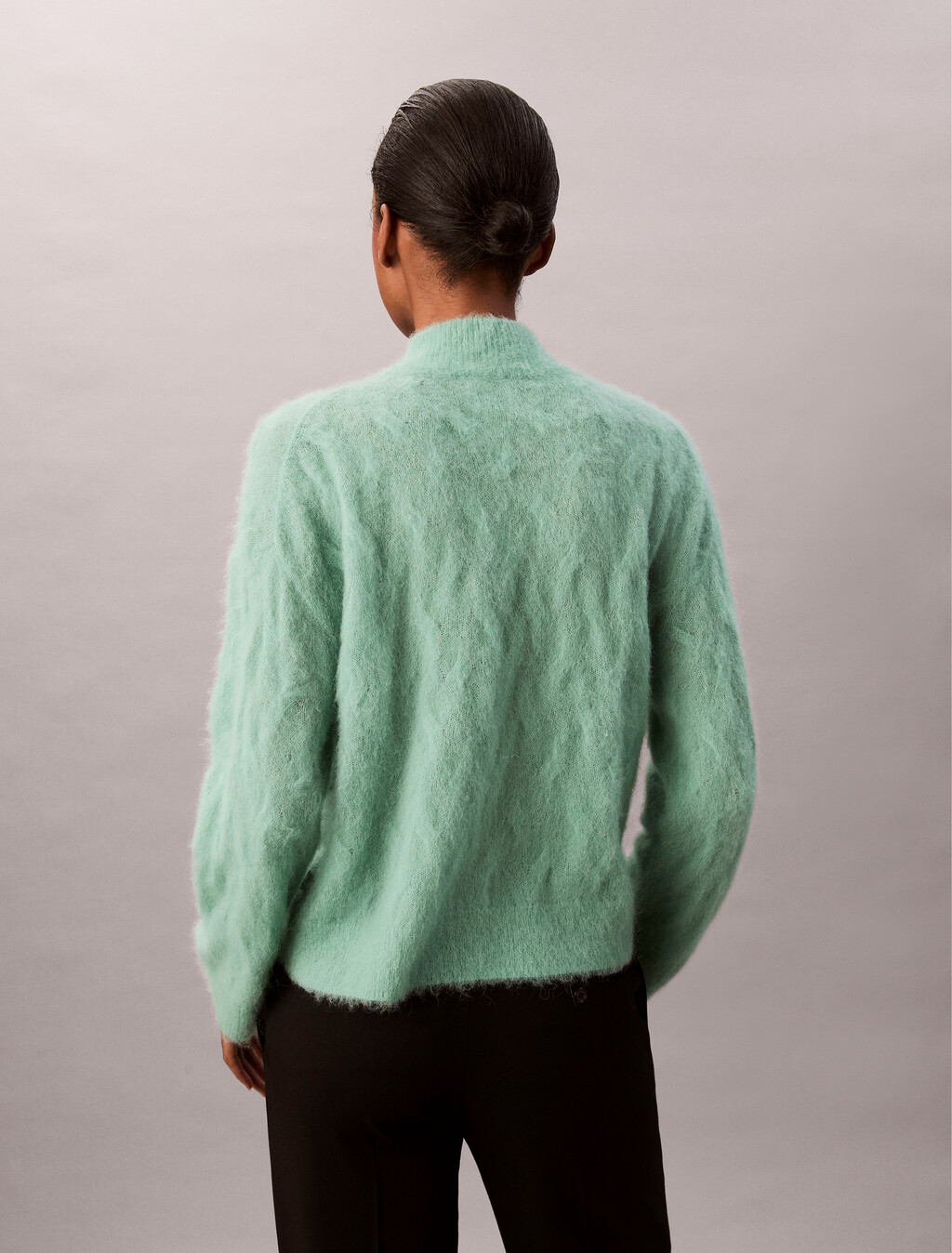Buy 여성 L/S 브러시드 헤어리 AOP 스웨터 in color Pale sage